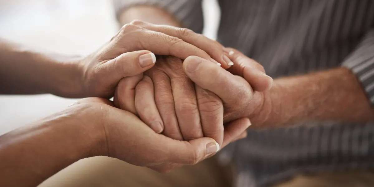 Pflegekraft und älterer Mensch in häuslicher Betreuung