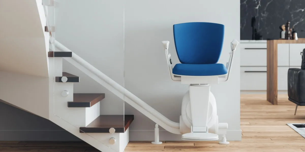 Treppenlift mit blauem Sitz an einer Wohnungstreppe